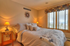 2 bedrooms, iron/ironing board, WiFi, bed sheets - South Branch 13-2 - Newer, cute and cozy, 2nd story condo unit at South Branch (Sandy River Plantation)