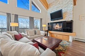 Una televisión, una chimenea, una mesa de tenis de mesa