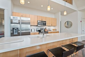 Frigorífico, microondas, horno y placa de cocina