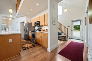 Frigorífico, microondas, horno y placa de cocina