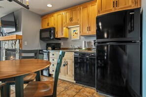 ثلاجة، ميكروويف، فرن، موقد طهي مسطح