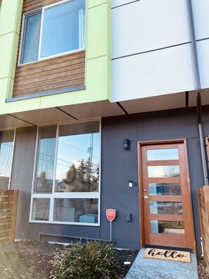 Exterior detail - Spacious & Elegant Seattle Gem Private Rooftop Retreat (Seattle)