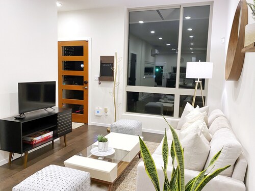Spacious & Elegant Seattle Gem Private Rooftop Retreat