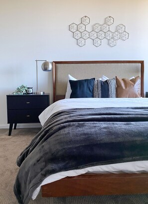 3 bedrooms, memory-foam beds, desk, WiFi - Spacious & Elegant Seattle Gem Private Rooftop Retreat (Seattle)