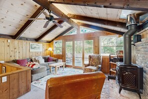 Fernseher, Kamin, BĂŒcher