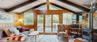 Two-story charming retreat w/deck, private gas grill, and private washer/dryer