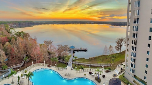 Renovated Lakefront Condo · Disney 1 Mile · Fireworks Views · 2 Full Baths