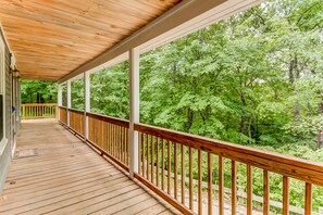 Terrace/patio - Dog-friendly home with large deck, AC, grill, fireplace & beach access (Madison)
