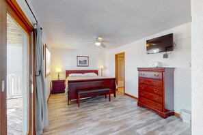 6 bedrooms, desk, iron/ironing board, Internet
