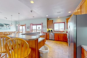 Full-sized fridge, microwave, oven, stovetop