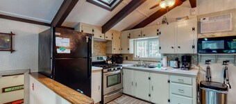 Two-story home w/guest suite, gas grill, & private washer/dryer - Dogs okay