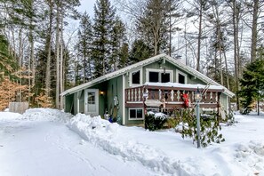 Exterior - Two-story home w/guest suite, gas grill, & private washer/dryer - Dogs okay (Bartlett)