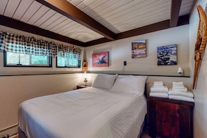 2 bedrooms, internet, bed sheets - Two-story home w/guest suite, gas grill, & private washer/dryer - Dogs okay (Bartlett)