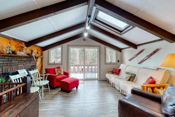 TV, DVD player - Two-story home w/guest suite, gas grill, & private washer/dryer - Dogs okay (Bartlett)