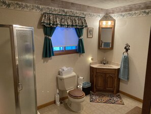 Douche, sèche-cheveux, serviettes fournies, savon