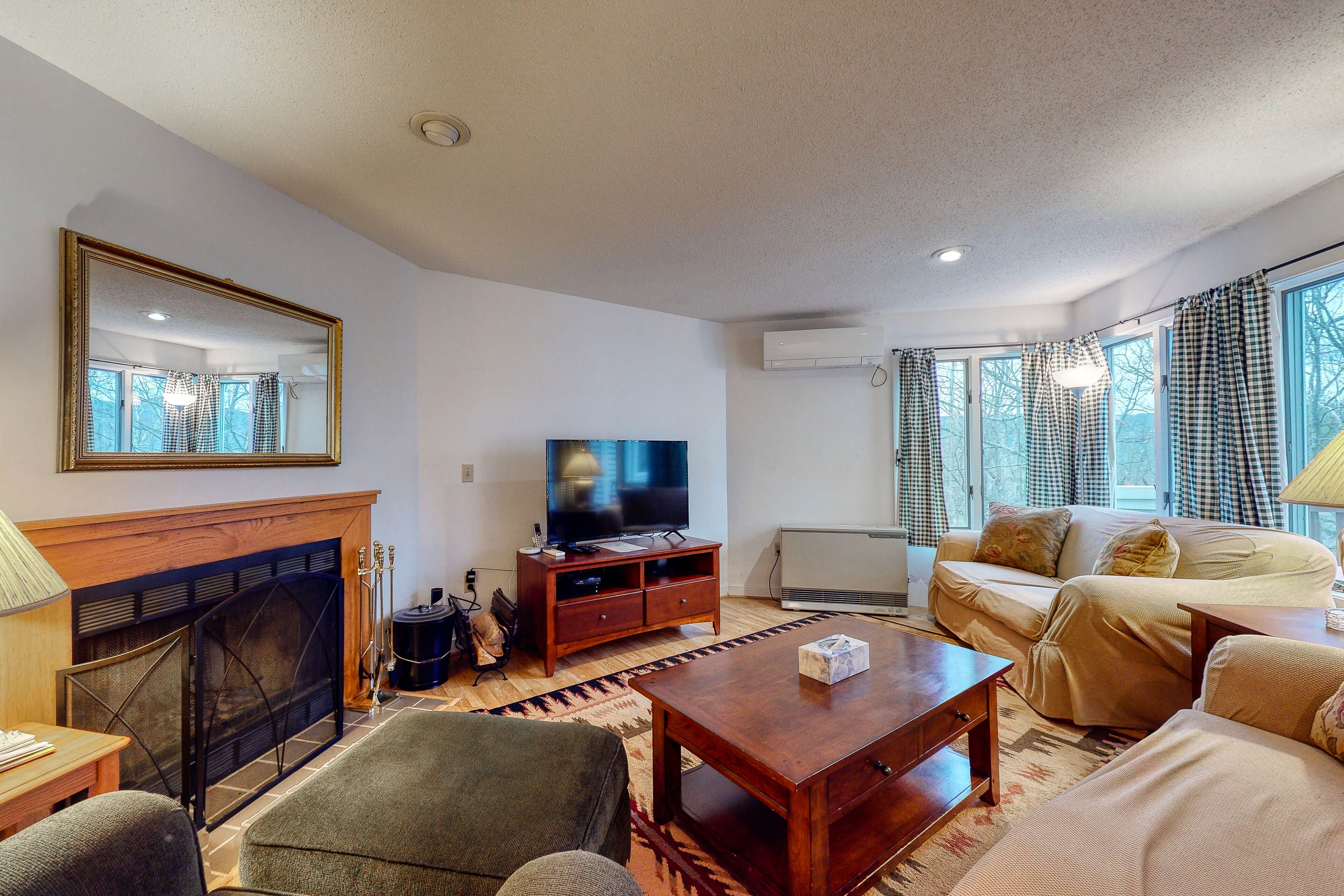 Spacious condo w/private washer/dryer, deck, gas grill, free WiFi, shared pool