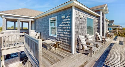 Six-bedroom house with fireplace, private hot tub, ocean views & pool access