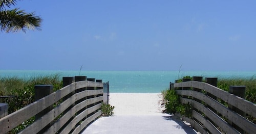 OPEN WATER PARADISE  2/2 HALF DUPLEX IN KEY COLONY BEACH MARATHON, FL 34