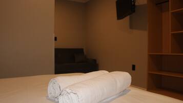 Quarto standard, 2 banheiros | Frigobar, Wi-Fi de cortesia, roupa de cama