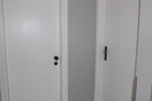 Habitación estándar, lanai | Minibar, wifi gratis y ropa de cama 