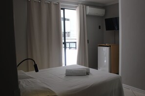 Habitación estándar, lanai | Minibar, wifi gratis y ropa de cama 