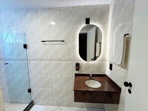 Deluxe Double Room | Bathroom | Shower, free toiletries, hair dryer, towels