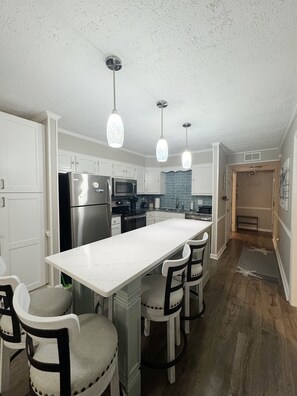 Een koelkast, een magnetron, een oven, een kookplaat