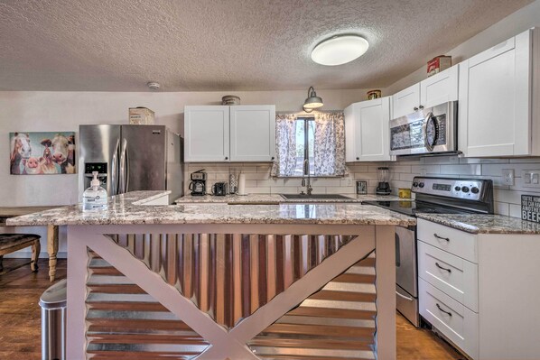 Fridge, microwave, stovetop, dishwasher