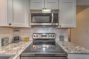 Fridge, microwave, stovetop, dishwasher