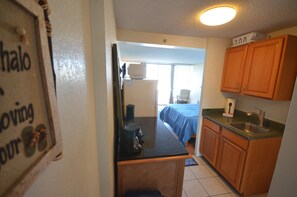 Fridge, microwave, stovetop, coffee/tea maker - Island Colony 2815 Sweeping Ocean to Mountain Views (Honolulu)