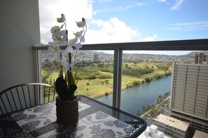 Outdoor dining - Island Colony 2815 Sweeping Ocean to Mountain Views (Honolulu)