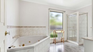 Tina, amenidades de baño gratuitas, secadora de cabello, toallas