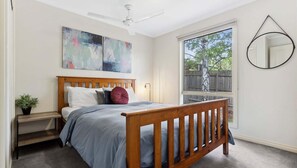 2 slaapkamers, een strijkplank/strijkijzer, gratis wifi, beddengoed