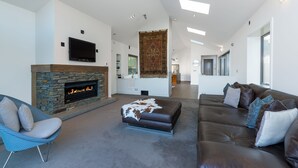 Luxury House | Living area - Cedar Drive Retreat (Kelvin Heights)