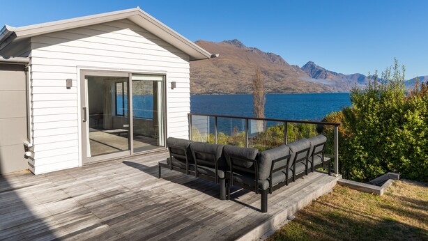 Luxury House | Lake view - Cedar Drive Retreat (Kelvin Heights)