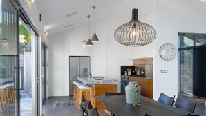 Luxury House | Private kitchen - Cedar Drive Retreat (Kelvin Heights)