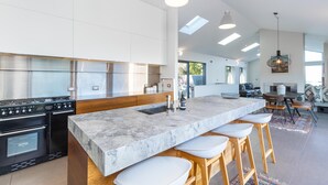 Luxury House | Private kitchen - Cedar Drive Retreat (Kelvin Heights)