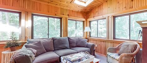 تلفزيون، مدفأة، مشغل دي في دي، تنس طاولة