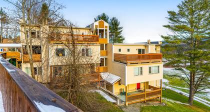Lovely mountain home w/shared hot tub & pool, washer/dryer, free WiFi, fireplace