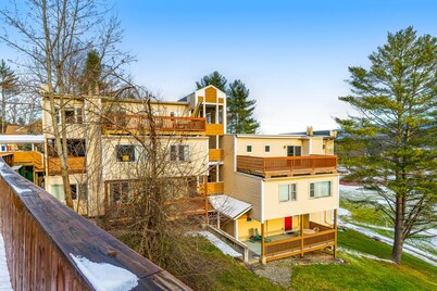 Lovely mountain home w/shared hot tub & pool, washer/dryer, free WiFi, fireplace