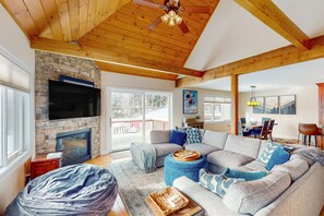 Fernseher, Kamin, DVD-Player, Bücher