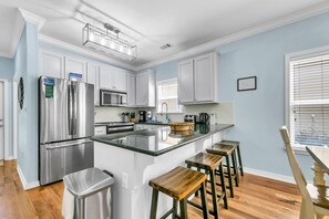 Fridge, microwave, oven, stovetop - Margarita Sunrise – Charming Florida Cottage Near 30A Beaches (Santa Rosa Beach)