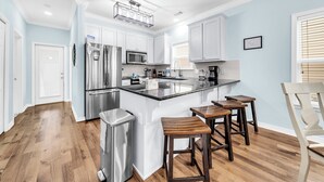 Private kitchen - Margarita Sunrise – Charming Florida Cottage Near 30A Beaches (Santa Rosa Beach)
