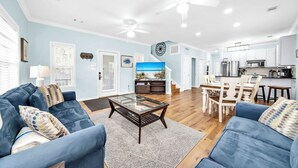 Living area - Margarita Sunrise – Charming Florida Cottage Near 30A Beaches (Santa Rosa Beach)