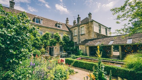 Kingscote Park House - sleeps 19 guests  in 9 bedrooms