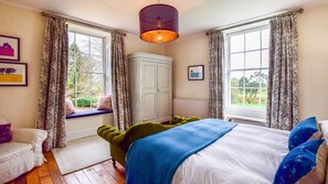 9 habitaciones, escritorio y tabla de planchar con plancha 