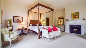 9 bedrooms, desk, iron/ironing board, travel cot