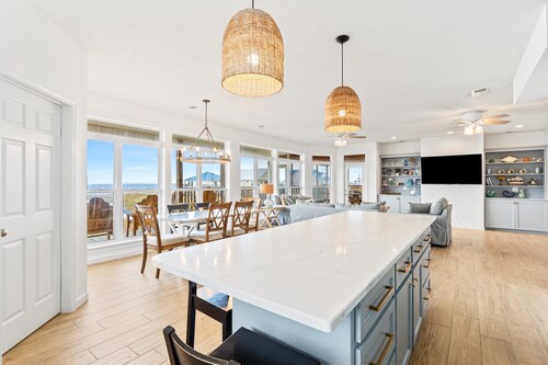 Pool! DOCK! Two Master Bedrooms. Private & public beach access. Sleeps 12