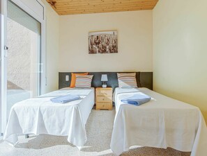 2 bedrooms, iron/ironing board, travel cot, free WiFi - Beautiful private villa for 4 people with WIFI, TV, terrace and pets allowed (Empuriabrava)