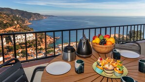 Outdoor dining - Cosy apartment for 4 people with WIFI, TV and balcony (Tossa De Mar)